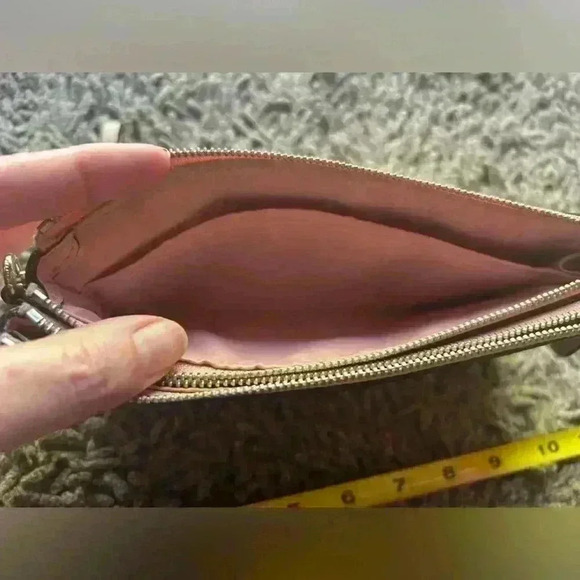 Authentic Coach wristlet wallet pale pink. Leather. - Picture 10 of 14